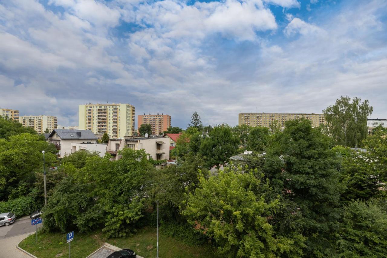 Modern Suitable For Remote Work With Balcony & Parking By Renters Apartament Kraków